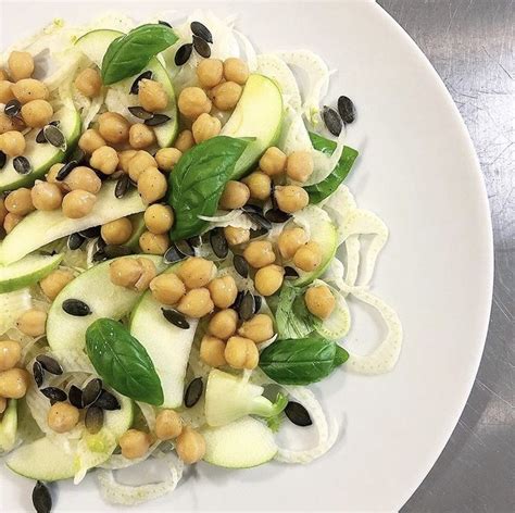 Insalata Di Finocchi Mela Verde Ceci Semi Di Zucca E Basilico