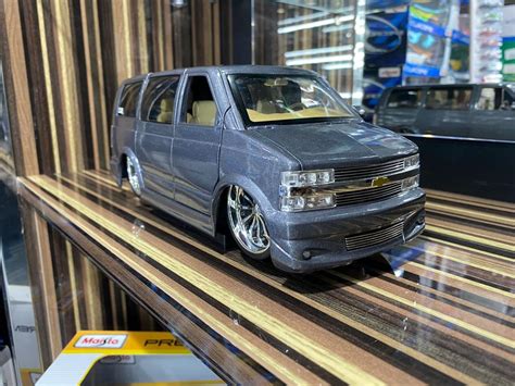 118 Diecast Chevrolet Astro Van Grey Model Car By Jada