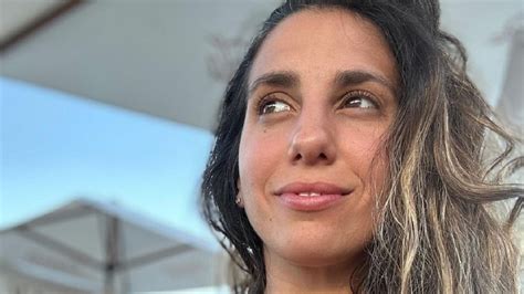 Cinthia Fernández festeja San Valentín con una bikini barbiecore colaless y su baile sensual