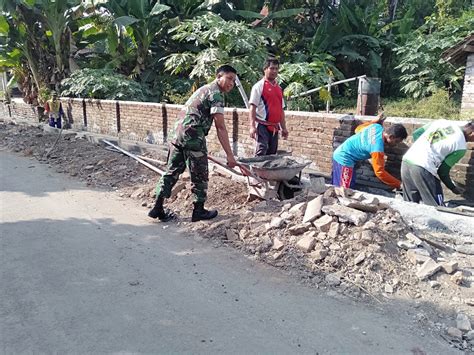 Cegah Terjadinya Banjir Babinsa Kodim Ponorogo Kerja Bakti Buat