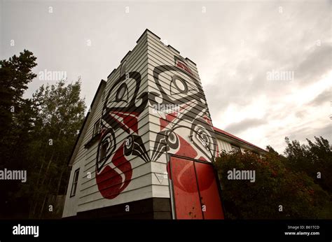 Native Lodge Am Kitsumkalum Provincial Park In British Columbia Stockfotografie Alamy