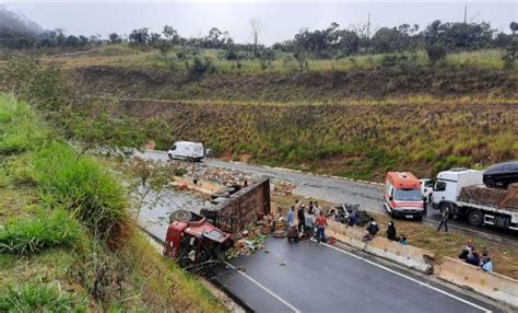 Carreta Tomba Na Br Na Curva Da Morte E Mulher Fica Gravemente