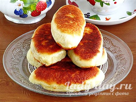 Пирожки с капустой жареные на сковороде, рецепт с фото