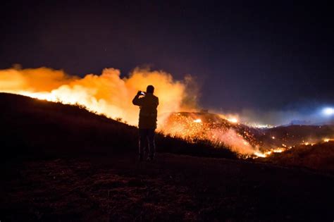 California Wildfires Watch Thomas Fire Lapping Up 55 000 Acres Of Land Thousands Forced To