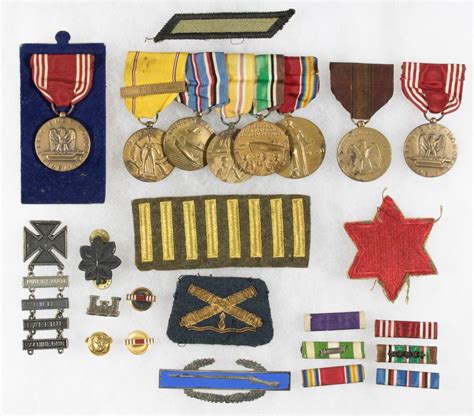 Lot - AMERICAN MILITARY INSIGNIA GROUPING