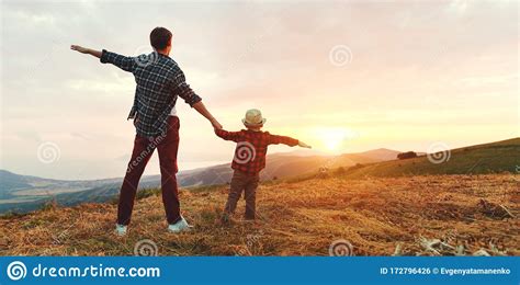 Feliz Padre Familiar E Hijo En La Naturaleza Al Atardecer Foto De