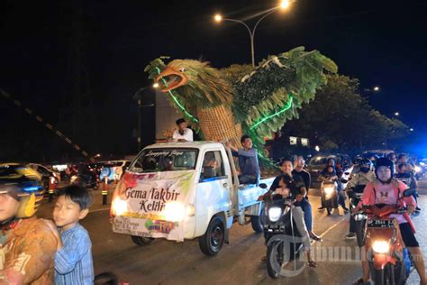 Pawai Mobil Hias Ramaikan Malam Takbiran Di Batam Foto