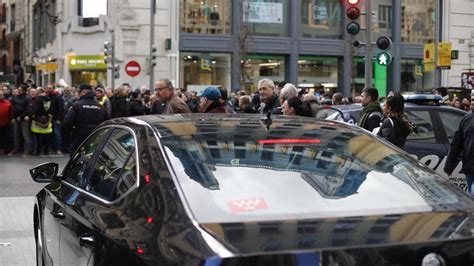 La mayor empresa de VTC en Barcelona amenaza con un ERE que afectaría a