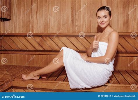 La Femme Dans Le Sauna Montre Le Pouce Image Stock Image Du Exfolier