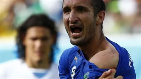 ¡lo Que Faltaba Chiellini Bromeó Con La Mordida De Suárez En Una Foto