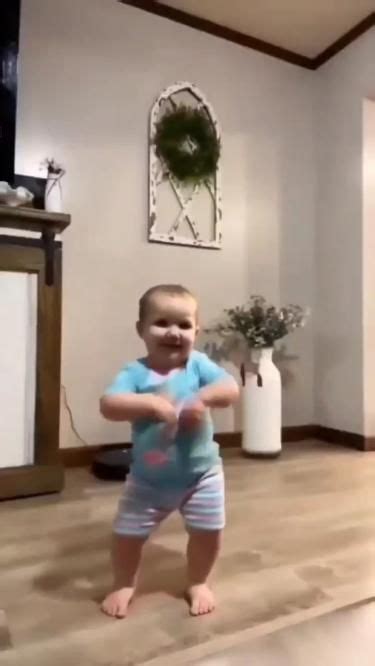 baby dancing | Dancing baby, Funny babies dancing, Funny babies