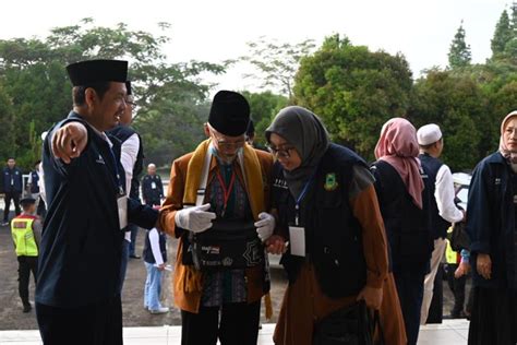 Penuh Haru Bupati Acep Lepas Kloter Terakhir Jemaah Haji Asal Kuningan