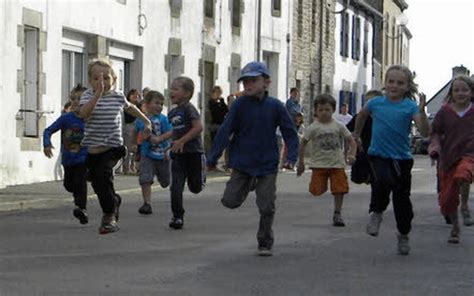 Fêtes communales Les enfants ont ouvert le bal Le Télégramme