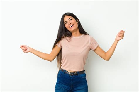 Joven mujer bonita latina sonriendo sintiéndose despreocupada