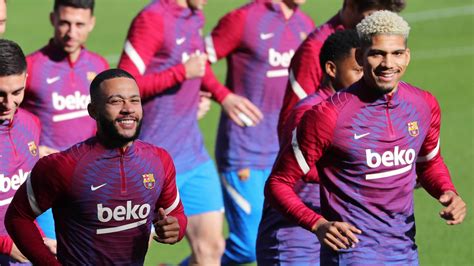 Barcelona Willing To Sell 10 Goal Tottenham Playmaker Target Depay With