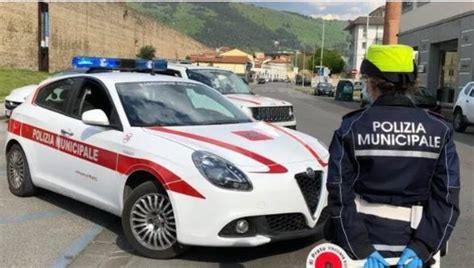 Fugge All Alt Della Polizia Municipale A Bordo Di Unauto Rubata