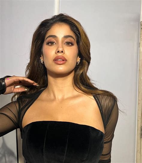 Jhanvi Kapoor Mesmerizes With Her Latest Instagram Pics And Steals The