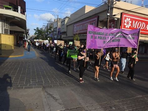 La Jornada Policías agreden a manifestantes en Mazatlán