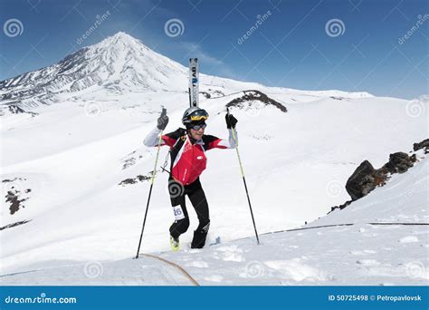 Salita Dell Alpinista Dello Sci Alla Montagna Con Gli Sci Attaccati