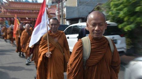 Peringati Waisak Di Candi Borobudur 32 Biksu Ini Jalan Kaki Dari