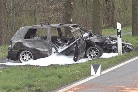 Auto prallt gegen Baum und fängt Feuer Eltern retten Kinder vor den