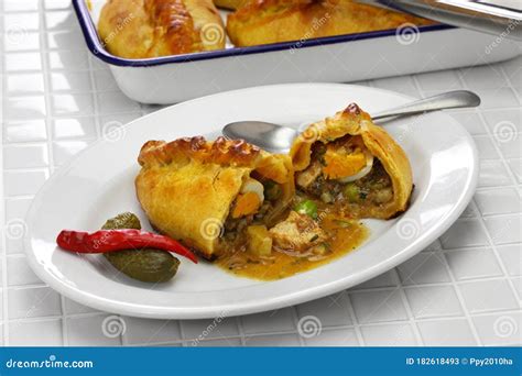 Saltena, Bolivian Juicy Filling Empanada Stock Image - Image of cuisine, juicy: 182618493