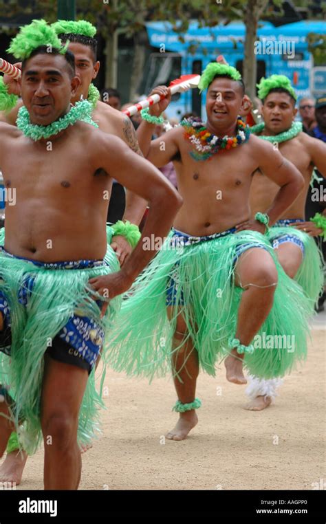 Tongan traditional dress hi-res stock photography and images - Alamy