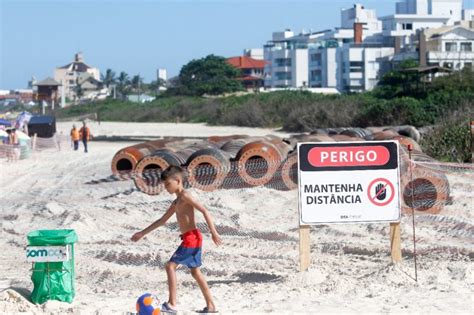 Alargamento em praia de Florianópolis gera polêmica mas prefeito