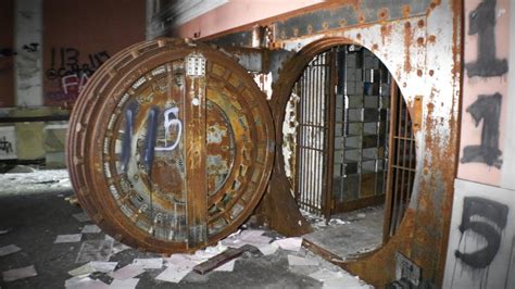 Exploring An Abandoned Bank Found A Vault Youtube