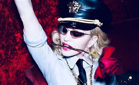 Madonna enseña de más Sube provocativa fotografía de sus pechos