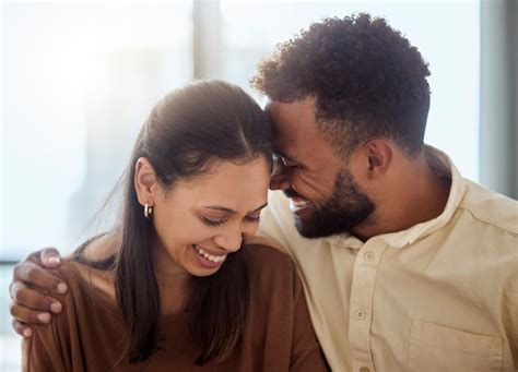 Casal Negro E Abra O Amoroso De Namorada E Namorado Um Sorriso