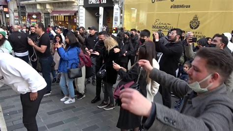 Stiklal Caddesi Klasi I Sokak M Zisyenleri Ald Turistler Oynad