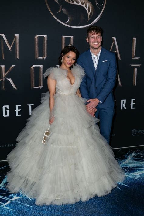 Sisi Stringer Shows Off Her Tits At The Mortal Kombat Premiere