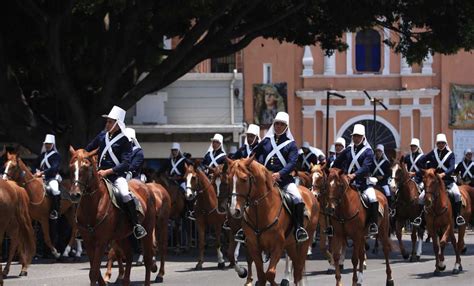 As Festejaron Los Poblanos El Primer Desfile Del De Mayo El