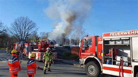 Bungalow In Flammen Wohnhaus In Delmenhorst Schwer Besch Digt Dko