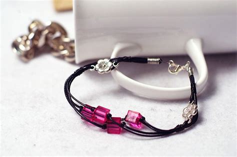 How To Make A Vivid Leather Cord Bracelet With Fuchsia Beads