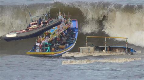 Rekaman Pesisir Pantai Puger Nelayan Tersapu Badai Gelombang Besar