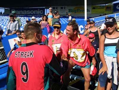 Heath Celebrates Victory With Zimbabwe Fans At Eden Park Espncricinfo