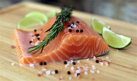 La Tabla De Cortar De Madera En Tabla De Cocina Con Los Salmones Rojos