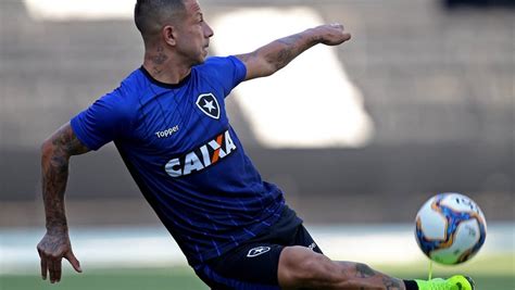 Leo Valencia Sofre Pancada E Vira D Vida No Botafogo Para Duelo A