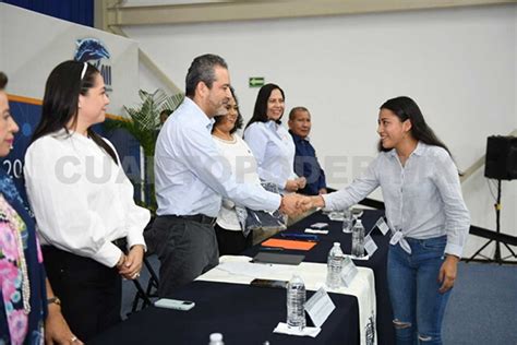 Entregan Becas A Estudiantes De La Unach