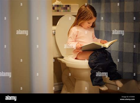 Young girl potty training Banque de photographies et dimages à haute