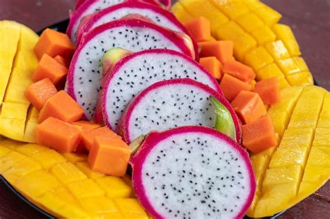 Surtido De Frutas Tropicales En Un Plato De Cerca Muchos Colores De