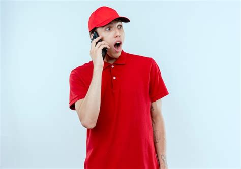 Jovem Entregador De Uniforme Vermelho E Bon Falando No Celular