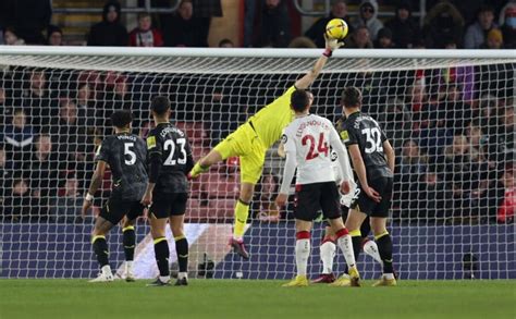 Video Las Brillantes Atajadas De Dibu Martínez Con Aston Villa En La última Premier Deportes El