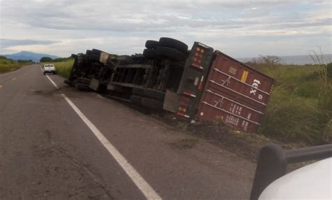 Por presunto exceso de velocidad vuelca tráiler en la Siglo 21