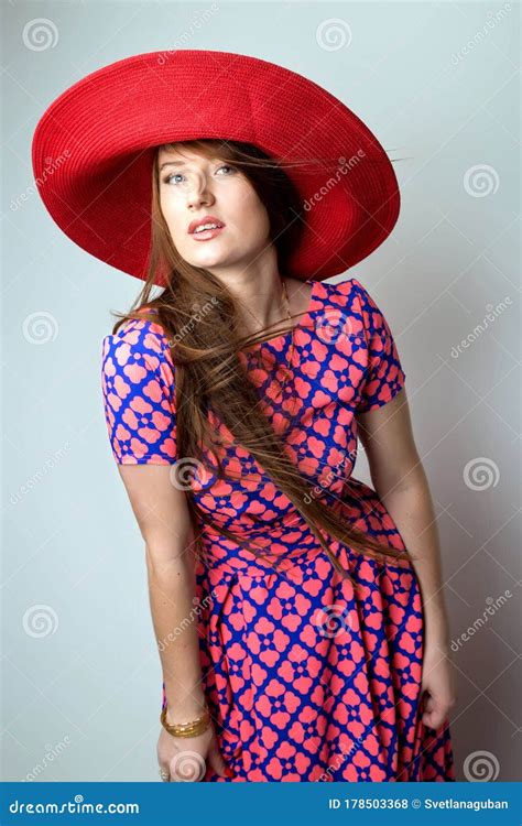 Brunette De Moda Dama Con Sombrero Rojo Y Vestido Azul Rojo Con Fondo