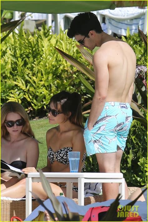 Joe Jonas Shirtless Beach Frisbee Player In Hawaii Photo 3023746 Joe Jonas Jonas Brothers