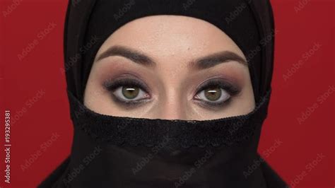 Macro portrait of islamic woman in traditional niqab with smoky makeup ...