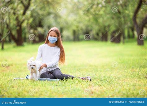 Petite Fille Souriante Jouant Et Serrant Chiot Dans Le Parc Image Stock